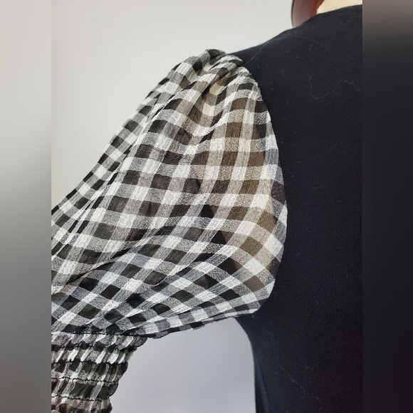 LAUNDRY BY SHELLI SEGAL black with checkered short sleeves top. Size xs - Picture 4 of 6